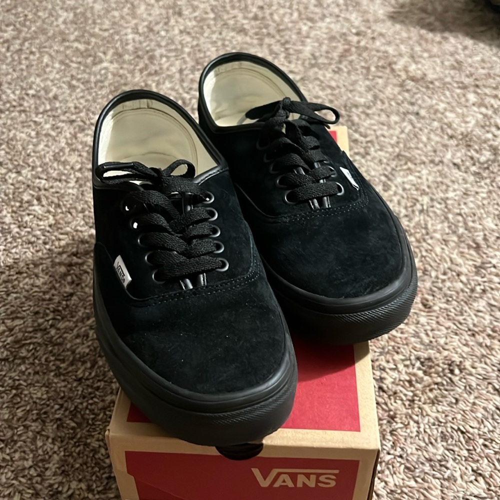 Vans Authentic (pig suede) Black. Size Men’s 6.5 Women’s size 8
